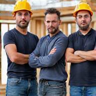 Retrato profesional de un hombre joven en sitio de construcción, supervisor de proyectos de SaunaRaíz.